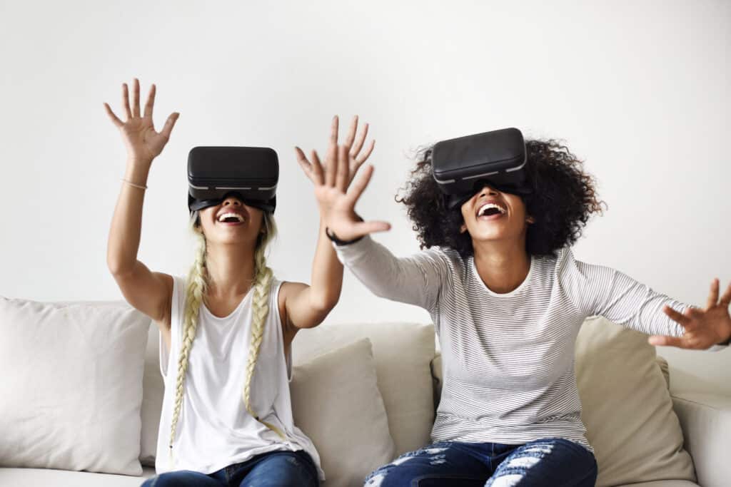 Duas mulheres usando capacetes de realidade virtual