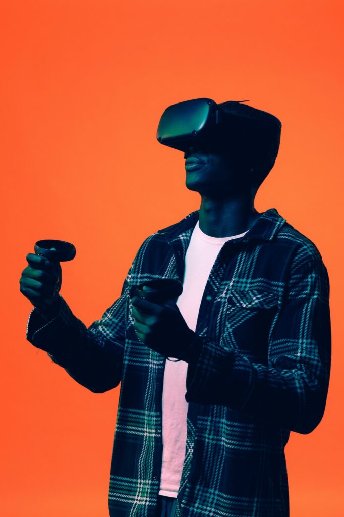 Um homem com um capacete de realidade virtual / metaverso