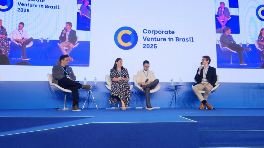 Jaime Frenkel (dir.), da EloGroup, com os campeões do prêmio CVC de 2024.