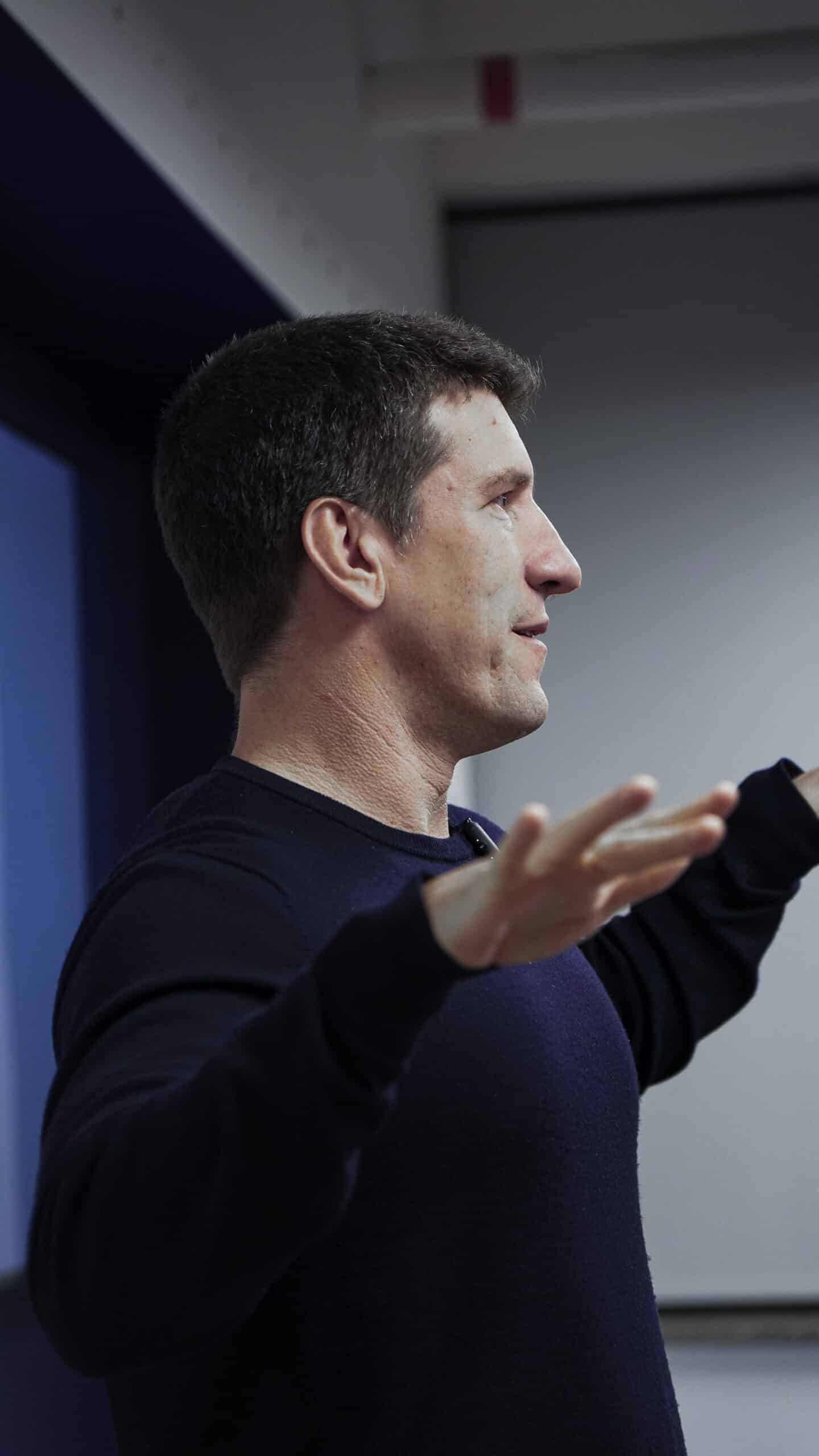 Apresentação em pé durante um encontro interno